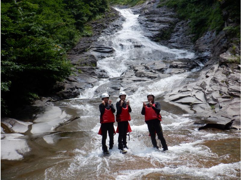 SALE! [Gunma/Minakami/Half-day canyoning 3 hours/Tour photos are free!] An invitation to a spectacular river trekking trip that tickles your sense of adventure ★ Student discount availableの紹介画像