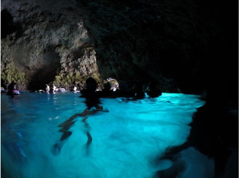 【青の洞窟・ボートエントリー】大人気！青く神秘的な幻想空間「青の洞窟」シュノーケルツアー♪の紹介画像