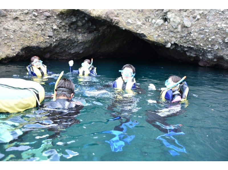 泳げない方でも浮き輪につかまり安心！青の洞窟シュノーケルツアー。北海道遺産国定公園積丹ブルー満喫ツアー・温水シャワー完備。無料写真付き！の紹介画像