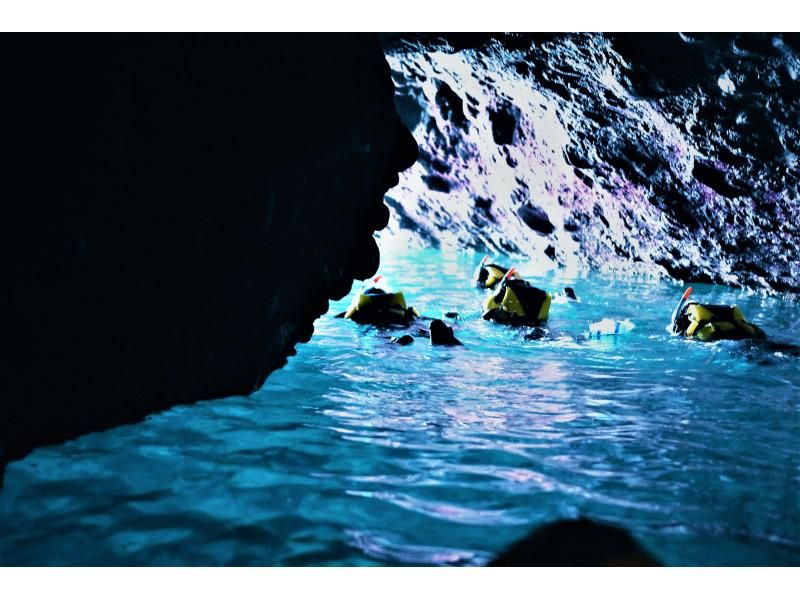 泳げない方でも浮き輪につかまり安心！青の洞窟シュノーケルツアー。北海道遺産国定公園積丹ブルー満喫ツアー・温水シャワー完備。無料写真付き！の紹介画像