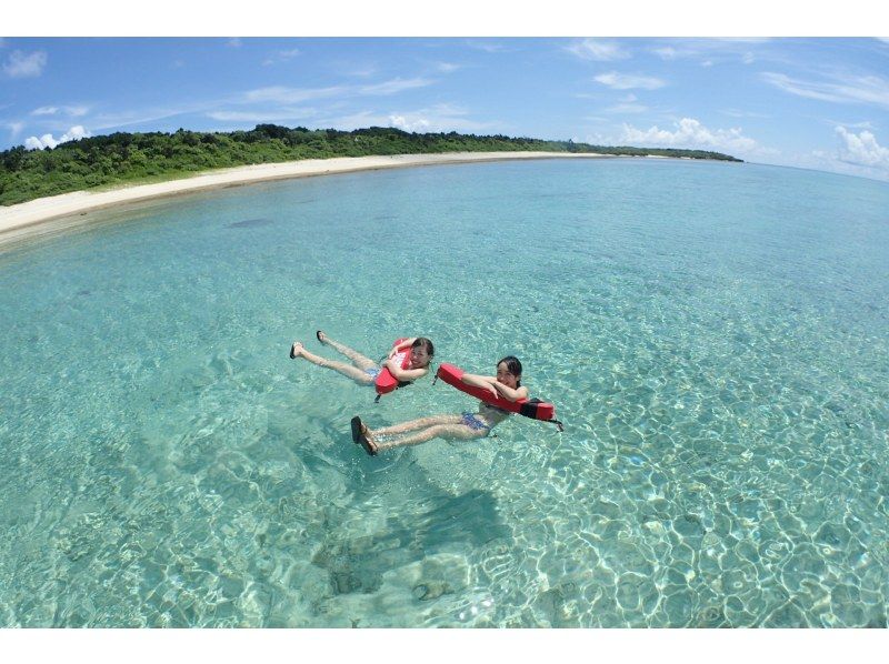 [Departure and arrival at Ishigaki Island] Safe small group system! Longed-for uninhabited island & Churaumi snorkeling! (1 day course)の紹介画像