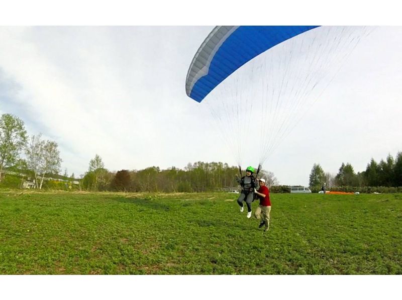 [ฮอกไกโด・ แม่น้ำอาไกพาราไกลด์ดิ้ง(Paragliding)ประสบการณ์ภาคพื้นดิน [ยอมรับได้สูงสุด 4 คนในแต่ละครั้ง]の紹介画像