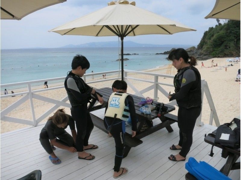 มีนาคมถึงเมษายนโอกินาว่า・ หมู่บ้าน Onna] กฎบัตรที่สมบูรณ์: ทุ่งดอกไม้ทะเลและปะการังการดำน้ำตื้น(Snorkeling)การท่องเที่ยวの紹介画像