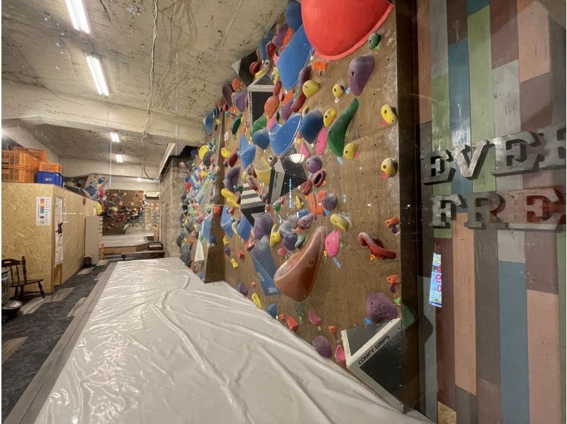 【四ツ谷／ボルダリング】初心者も安心！マンツーマンで基礎から学べる60分レッスン（レンタル無料）の紹介画像