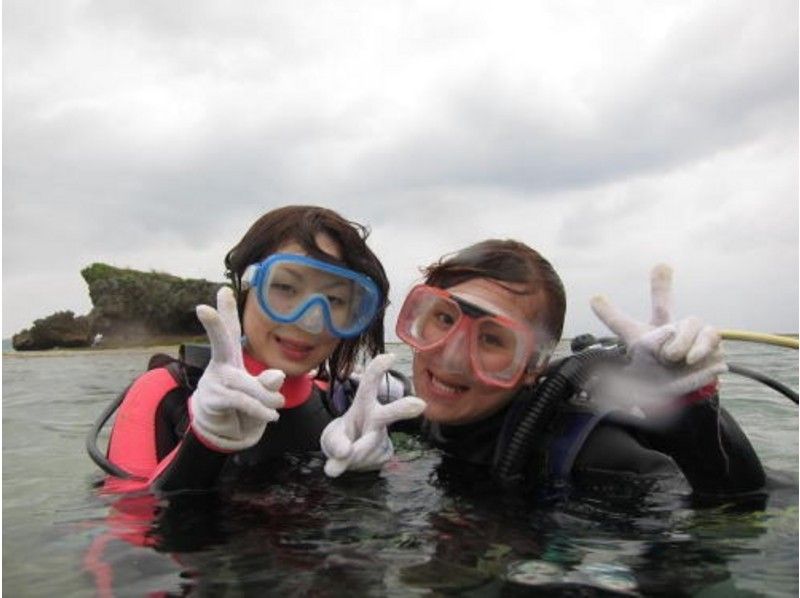 [沖縄·藍洞]在船上輕鬆體驗深潛（熱帶魚飼養和魚類說明週一）の紹介画像