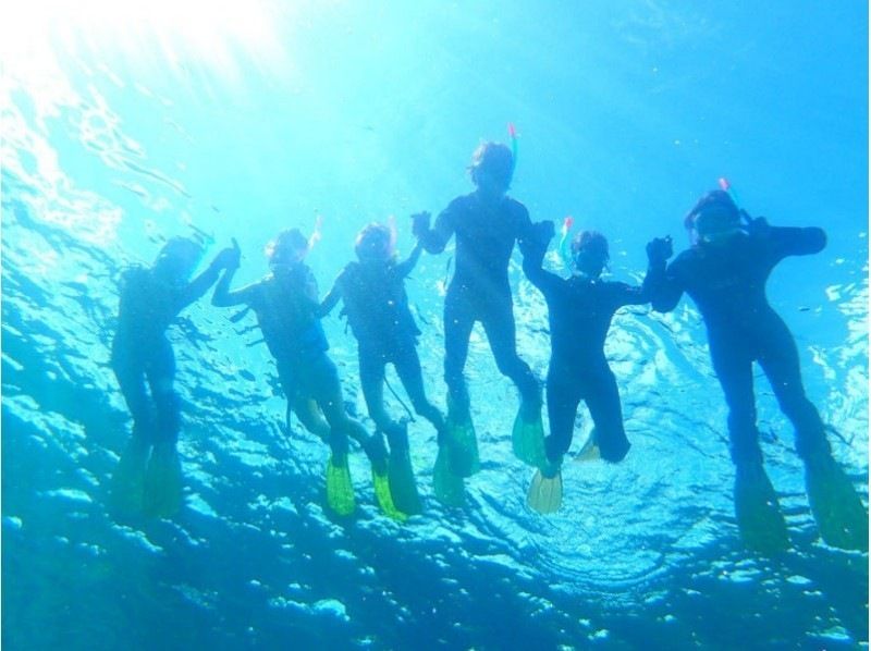 People enjoying Ishigaki Island snorkeling tour with Ishigaki Island tour guide All Blue