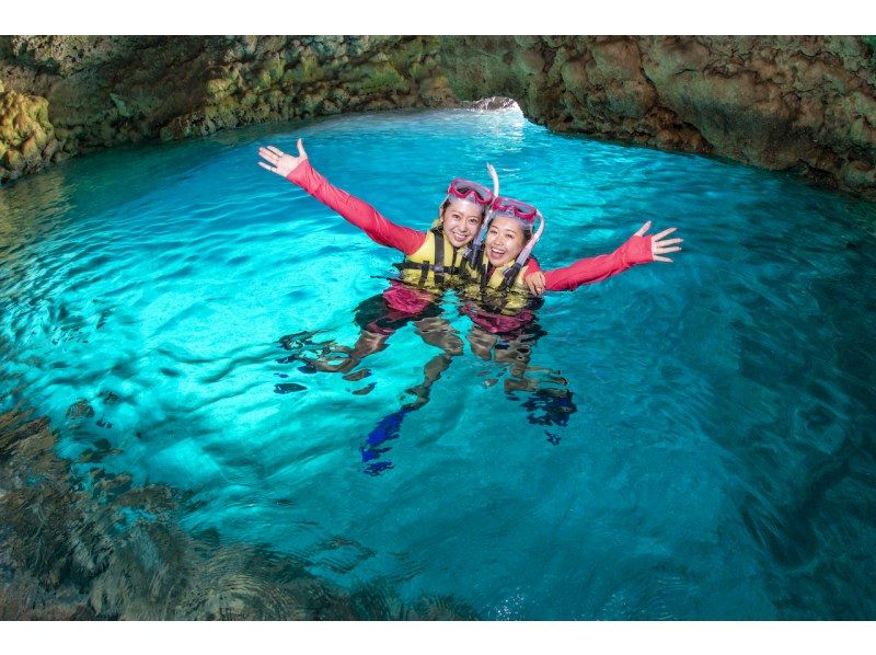 【青の洞窟＆美ら海水族館】＼ボート出航／青の洞窟シュノーケル＋水族館チケット付｜エサあげ体験付｜写真プレゼント♡スーパーサマーセール2024の紹介画像