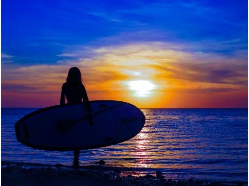 沖縄 恩納村 サンセットsup 夕日を浴びて海岸線をクルージング １日の終わりに感動体験を 写真 動画撮影サービス付 アクティビティジャパン