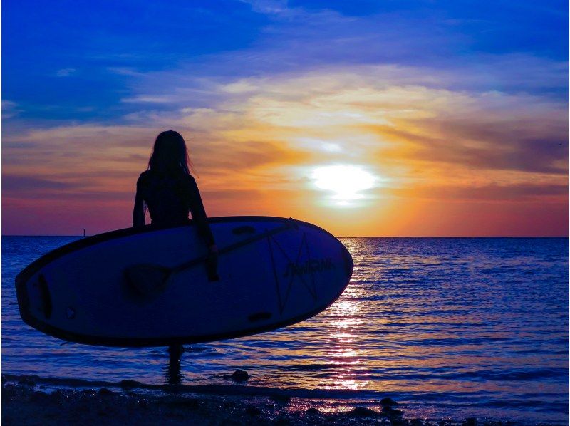 [Okinawa, Onna Village] Fantastic sunset SUP cruising and memories to look great on social media (take beautiful photos and videos with a professional camera / beginners welcome)の紹介画像