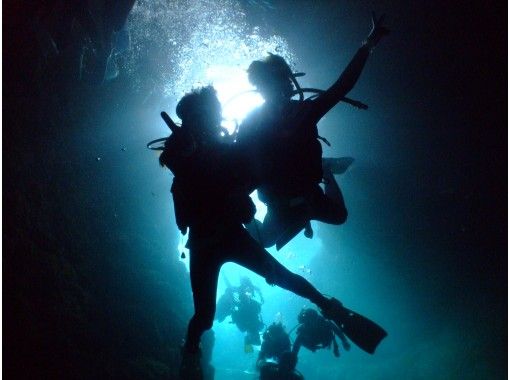 映える 水中写真 餌付け 無料 沖縄 青の洞窟ダイビング パラセーリング ｓｕｐセットも受付け中 アクティビティジャパン