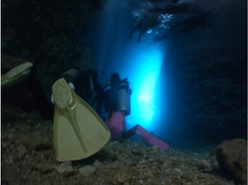 【当日予約OK・ツアー貸切り案内】水中最大60分・写真動画無料!!【沖縄・青の洞窟プレミアムコース】パラセーリングとのセットコースも大人気!の紹介画像