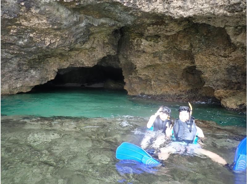 [Okinawa Ishigaki island] Snorkeling & blue cave sea turtle search tour (D course: half-day course)の紹介画像