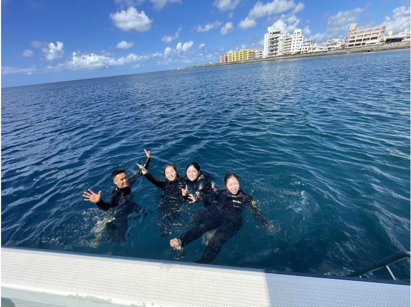 Exclusive guide for one group [Okinawa, Chatan] Boat snorkeling 4 times a day! Private guide for one group at your choice of time! Free photo! Recommended for families, friends, and couplesの紹介画像