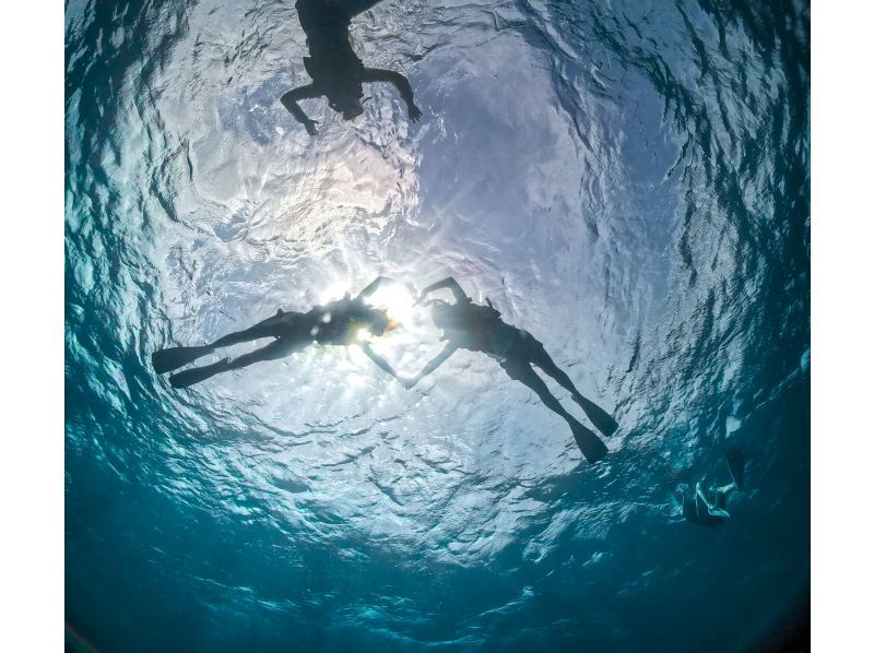 Exclusive guide for one group [Okinawa, Chatan] Boat snorkeling 4 times a day! Private guide for one group at your choice of time! Free photo! Recommended for families, friends, and couplesの紹介画像