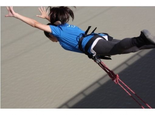 Hokkaido /Hidaka] Jump towards the river! Bridge swing