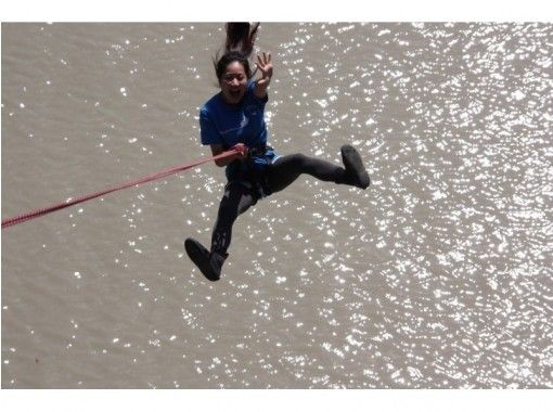 Hokkaido /Hidaka] Jump towards the river! Bridge swing