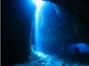 プランの魅力 幻想的な海中の洞窟を泳ぐ の画像
