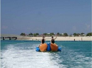 プランの魅力 A banana boat that runs through the sea dashingly の画像