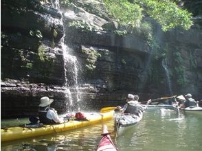 プランの魅力 At Mizuochi Falls, rush into the waterfall with your kayak! Both adults and children cheer. の画像