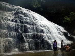 プランの魅力 約2時間半かけてマヤグスクの滝に到着！迫力のある秘境の滝に大きな達成感を得られます。 の画像