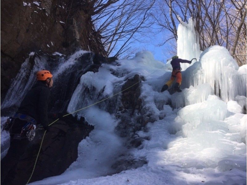 การปีนน้ำแข็งคืออะไร?道具・服装・時期と日本国内のおすすめ体験ツアーを徹底紹介！