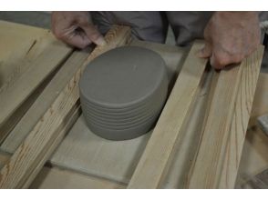 プランの魅力 Tatara making is a technique of applying tatara plates to both ends and slicing to the desired thickness. の画像
