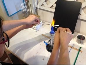 プランの魅力 バーナーを使ってガラス棒を溶かします の画像