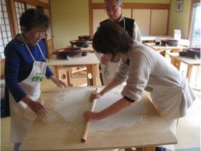 プランの魅力 Carefully spread the dough thinly so that it is even. の画像