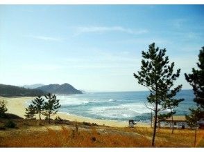 プランの魅力 Kotohiki Beach is a beautiful sandy beach of white sand and blue pine that represents the Sea of Japan. After experiencing the singing sand, be sure to experience crafting! の画像