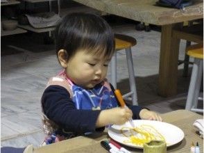 プランの魅力 Mom is experiencing the electric potter's wheel and is drawing on a plate with her father の画像