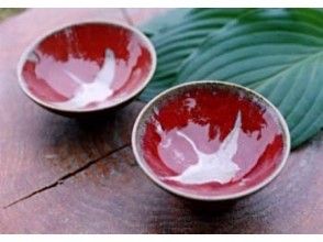 プランの魅力 A sake cup with a white crane picture on the red cinnabar. の画像