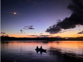 プランの魅力 薄明の空に輝く三日月 の画像