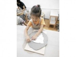 プランの魅力 The feature of hand-kneading is that you can make any shape! This is a plate made by cutting the stretched clay into any shape you like. の画像