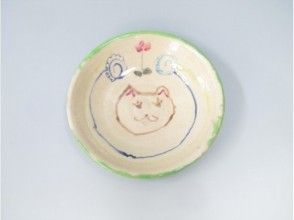 プランの魅力 絵付け体験（料金別途）は、作品を一度焼いて、その後に筆と絵の具を使って自由に絵や模様を描きます の画像