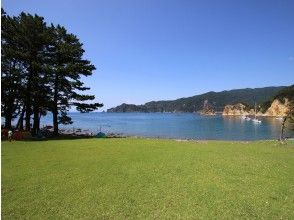 プランの魅力 芝生の公園のそばのビーチ の画像