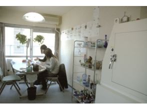 プランの魅力 A bright classroom surrounded by glass crafts. We also have the necessary tools の画像