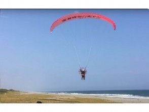 プランの魅力 Paraglider takeoff from the sandy beach の画像