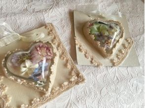 プランの魅力 Dry and decorate fresh flowers in a heart-shaped glass case の画像