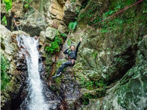 プランの魅力 Get your adrenaline pumping on this zipline set in a hidden waterfall! の画像