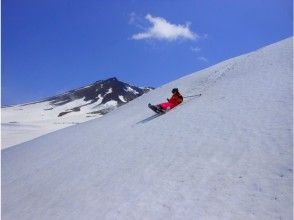 プランの魅力 姿見の池コース・旭岳をバックに尻滑り の画像