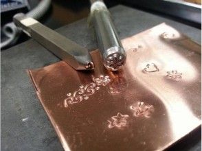 プランの魅力 Practice stamping with a copper plate using a hammer の画像