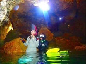 プランの魅力 A blue cave with a fantastic light coming in from above の画像