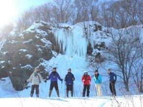 プランの魅力 氷の滝をバックにポーズ！ の画像