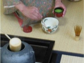 プランの魅力 茶碗に茶を入れ の画像
