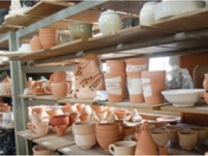 プランの魅力 Many works by professional potters Takataka Konishi and students are lined up in the workshop. の画像