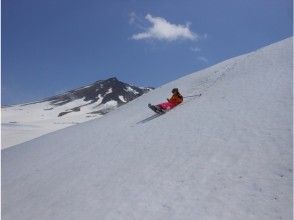 プランの魅力 1日おまかせコース旭岳をバックに尻滑り の画像