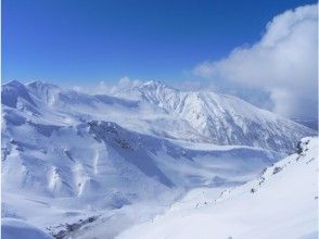 プランの魅力 三段山コース・頂上から望む富良野岳 の画像
