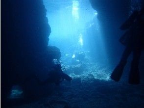 プランの魅力 水面に向かって空いた穴から注ぎ込む光のヴェールの神秘的な美しさ！ の画像