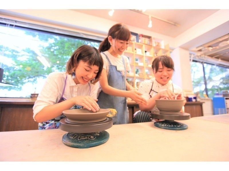 Tokyo Hobbies Recommended lessons Cultural school Pottery experience Pottery class Wheel-turning experience Hand-cranked wheel Women enjoying the experience Yu Kobo Tokyo Ginza class