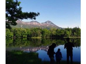 プランの魅力 A lake that reflects the Shiretoko mountain range の画像